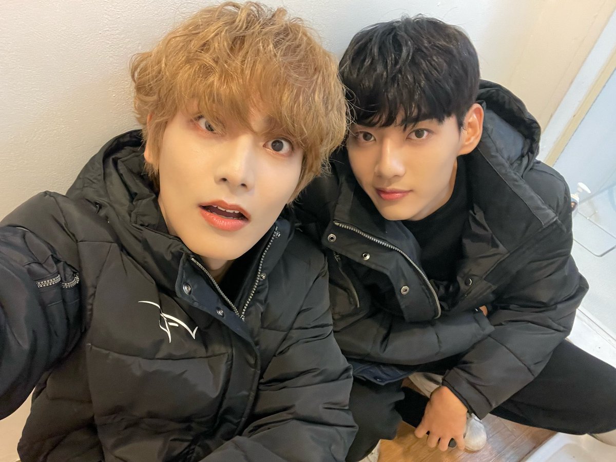 WAKER_official's tweet photo. 무엇이든 첫만남이 제일 설레😌
何でも初対面が一番ドキドキするんだ

#WAKER #웨이커 #ウェイカー
#권협 #KWONHYEOP #クォンヒョプ https://t.co/3LNS1DCkYF