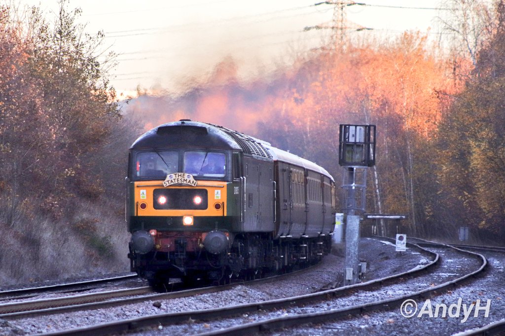 holtona72's tweet image. #FortysevenFriday from first frosty light last Saturday morning. As the winter sun slowly rises behind the trees @LocoServicesGrp 47805/D1935 'Roger Hosking MA 1925-2013' approaches Corby with the 'Bath Christmas Statesman' 1Z88 Chesterfield to Bath Spa #LSL #DuffWatch 25/11/23