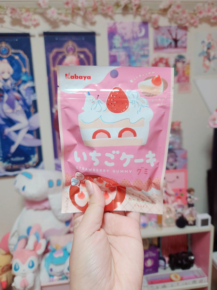 Asdhfgukflf this is the cutest 😍 Strawberry 🍰 Gummies 😋 from @TokyoTreat ~ I got it from their Christmas Snacktacular Box 🎁 They're still available! Link below 👇