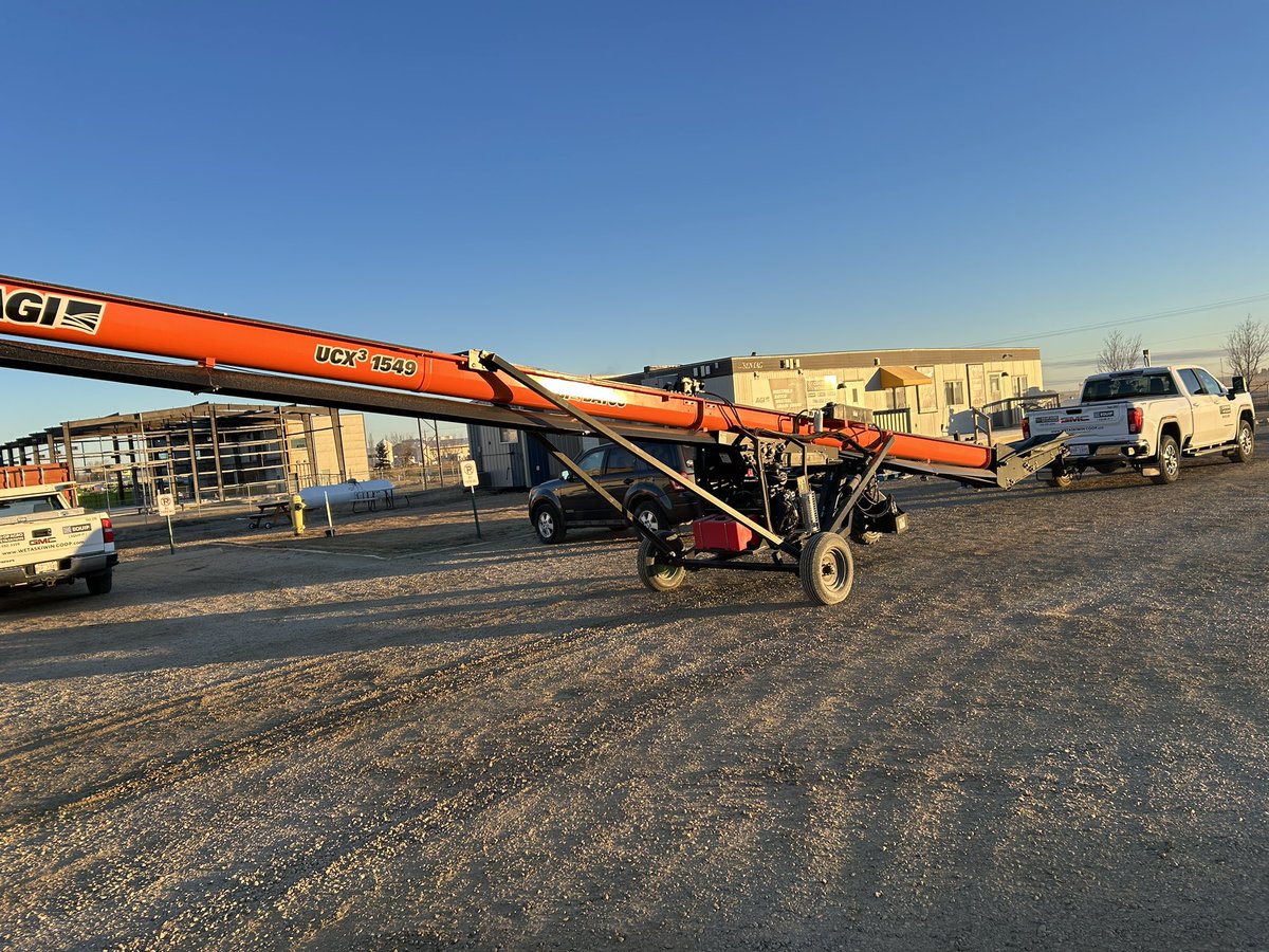 RonYCoop1's tweet photo. Another #ucx3 heading to farm. This farm loves them so much he bought 2! @AgGrowthIntl @CoopAgroWetask https://t.co/Bq40YwCnpt