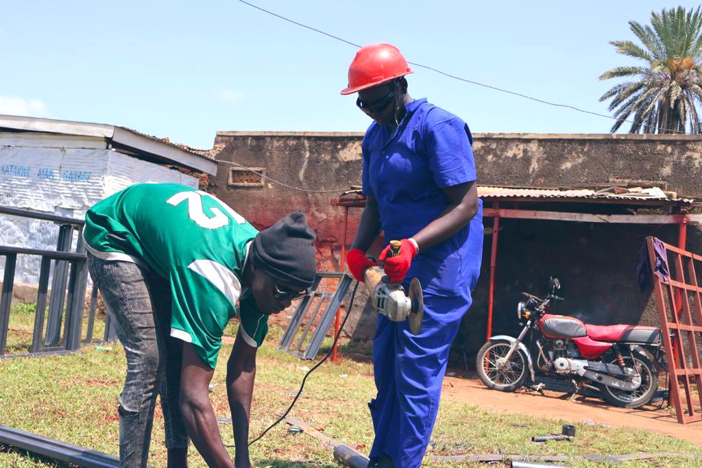 🛠️ Through the ICEP project with Luigi Giussani Foundation @LGFnUg , @ADCinUganda empowers young women with vocational skills in male-dominated fields such as metal welding and fabrication. #GenderEquality #16DaysOfActivism @AustrianDev