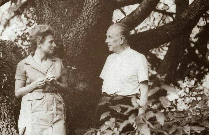literlandweb1's tweet photo. "Cada persona que pasa por nuestra vida es única. Siempre deja un poco de sí y se lleva un poco de nosotros. Habrá los que se llevan mucho, pero no habrá de los que no nos dejarán nada". 
Jorge Luis Borges. https://t.co/SbQFJG6zQc