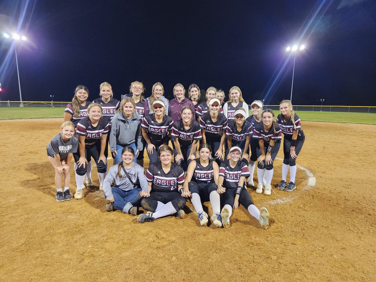 Arlington_HS_SB's tweet photo. Day 30 - I am grateful for the fall sports season that I enjoy with our athletes. The season goes by so quickly, but I love every day of it. I miss seeing them all on a regular basis. #HowManyDayUntilFallBall #256days https://t.co/Css5c2dyZ7