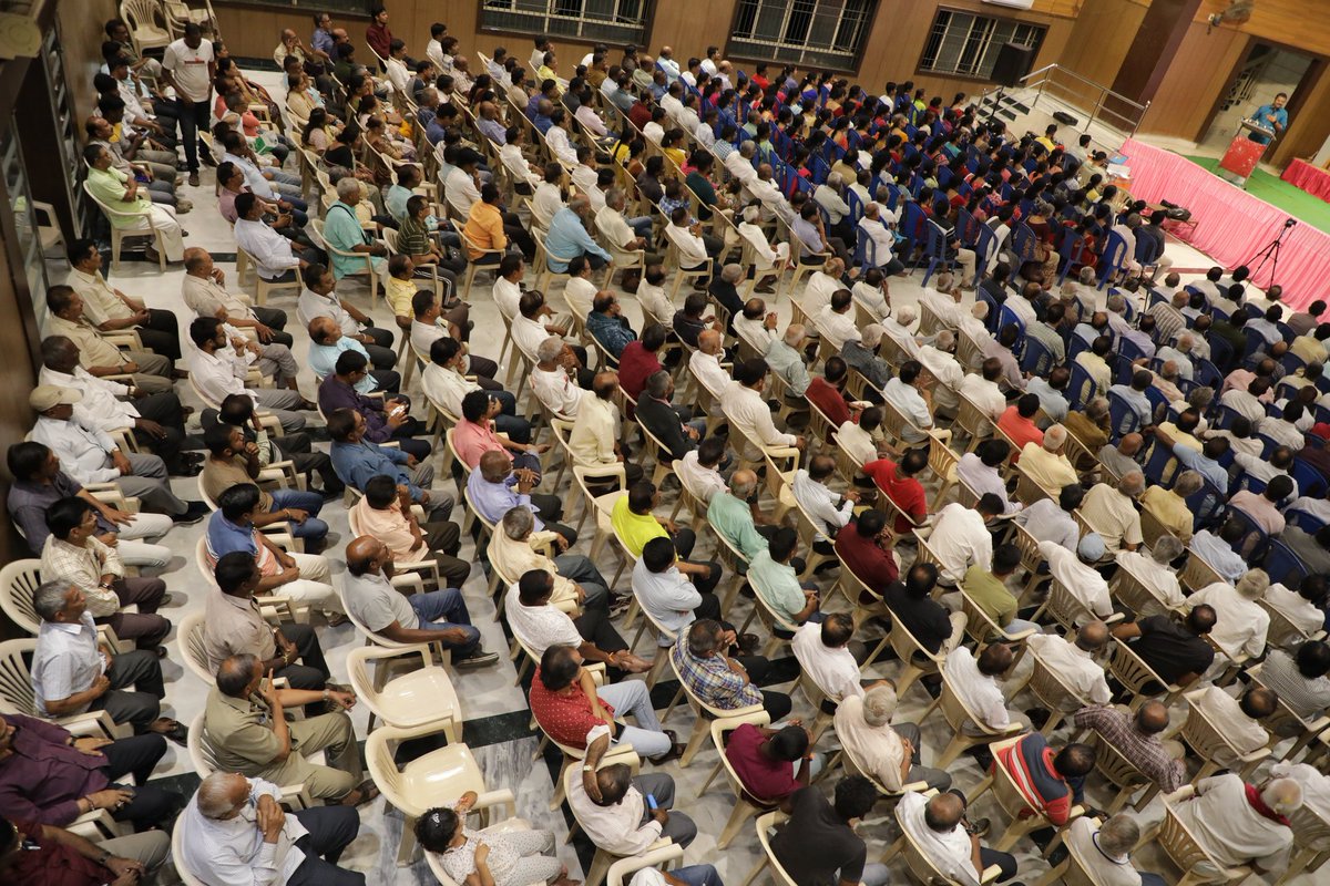 SharadaDiamond's tweet photo. Three days lecture series in #Davanagere by @astitvam
Huge gathering &amp; great response. 
Chakravarthy narrated the breaking India forces acting in India &amp; the Indian billionaires supporting them.
Could see tears in many eyes at the end.
#Namobrigade https://t.co/gZ5BFESxUA