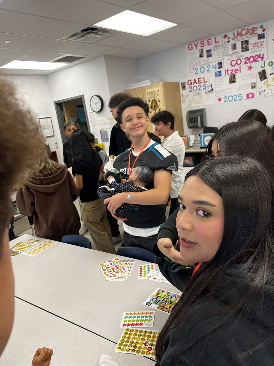 PHHS_ACE's tweet photo. Puentes Middle School visits PHHS Education &amp; Training! 🥳
Got to see my once second grade student Andrea! 💕 https://t.co/vk1uf9YApQ