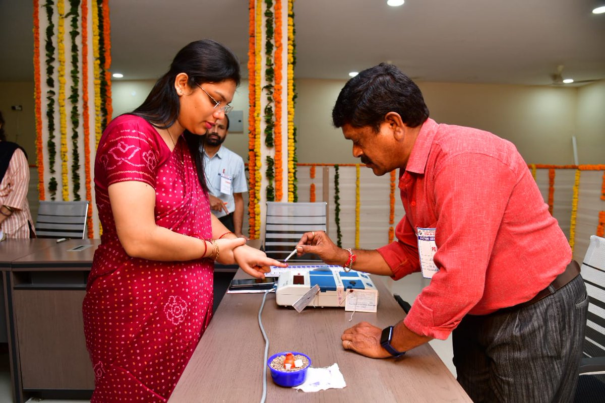CEO_Telangana's tweet photo. Karimnagar Collector Casted her vote at TGPs  polling station
#CEOTelangana #ECI #ECISVEEP #ecispokesperson #TelanganaAssemblyElection2023 
@ECISVEEP @SpokespersonECI https://t.co/sRc0jlBsGN