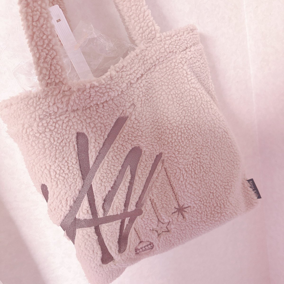 __agipanman's tweet photo. ﹏﹏﹏﹏﹏﹏﹏﹏﹏﹏﹏

ボアトートのサイズは
くれくらいです👜✧︎*。
こっちもサイズ気になってる方
いると思うので....！

zooのうちわケースつけた
うちわが入りました(*´ω`*)

内ポケットが1つあります◎

﹏﹏﹏﹏﹏﹏﹏﹏﹏﹏﹏ https://t.co/ukjNpEo4Z2