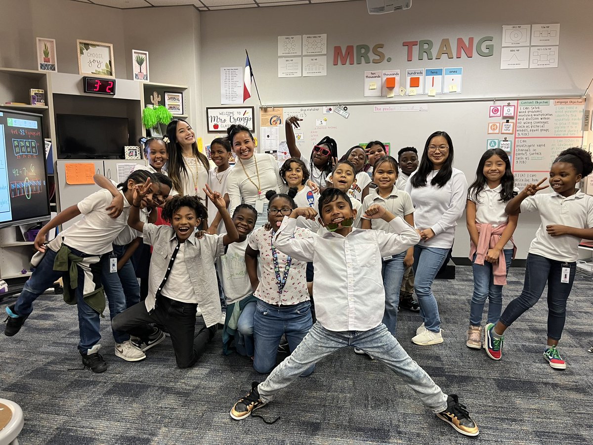 MrsTrang_'s tweet photo. TWIN DAY, but let’s ALL be twins because we’re buddies, NOT bullies! @ExplorersCol #CollinsOnAMission https://t.co/QGrPKlfpSK