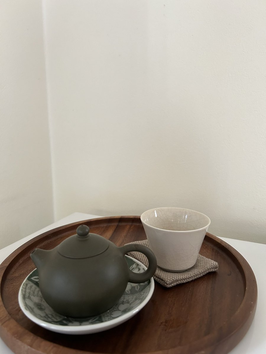 以前お取り寄せした茶の穂さんの慧苑坑老叢梅占濃香。5gを2回に分けて。1回目は蓋碗、さっぱりとした岩茶だなという印象。今回は茶壺で淹れてみました。最初とは全く違うお茶みたい！爽やかなお花の香り、焙煎も強すぎずでとても美味！
#岩茶 #中国茶