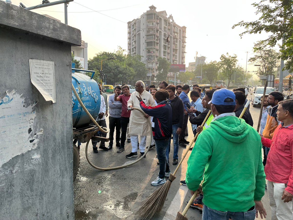 Shreyash Bridge Cleaning in presence of @AmitShah4BJP Sir and Councillors of Vasna ward
#swachhtahiseva 
#AMC #SwachhAmdavad #SwachhGujarat2023 #MyCityMyPride
@PMOIndia
@CMOGuj
@PratibhaJainBJP
@AmdavadAMC 
@DyMC_WZ