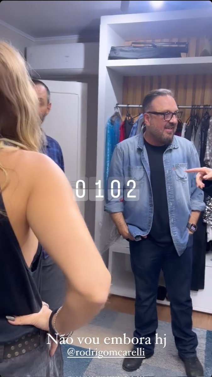 centralreality's tweet photo. 🚨AGORA: Adriane Galisteu está em reunião com Rodrigo Carelli, o diretor de #AFazenda. https://t.co/IxNgZndvSg