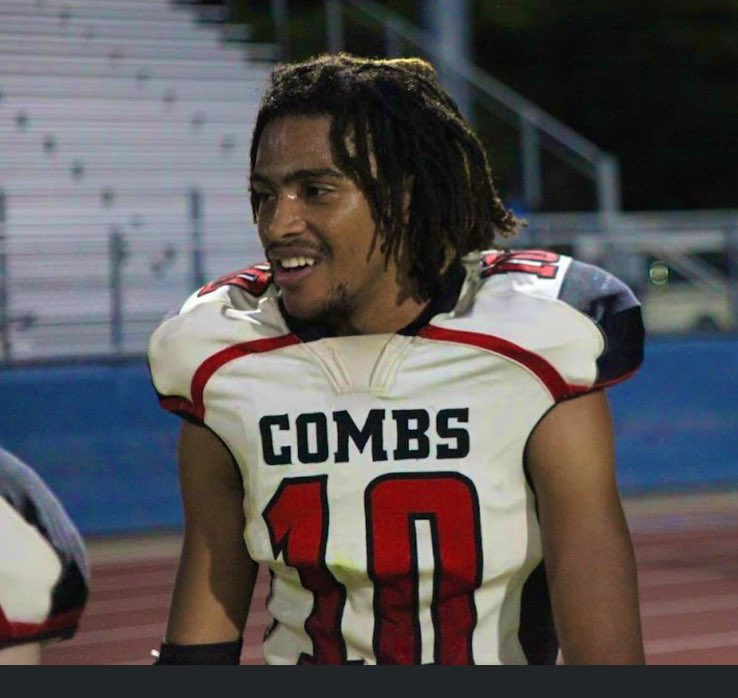 KevinMcCabe987's tweet photo. My Heart is Aching! 😥❤️On the eve of AzHS football championships learning @combs_football WR Jamiere Jenkins has died, the result of senseless gun violence. Prayers up in San Tan🙏🙏. If you’re able, GoFundMe in the thread. Godspeed Coyotes in the holidays https://t.co/8e4aJGWvnz