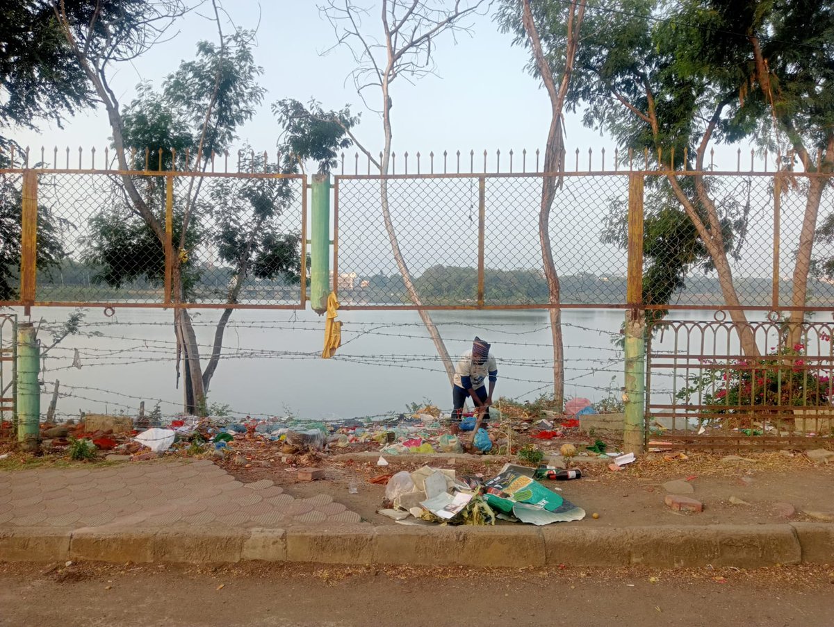 KalaburgiCorp's tweet photo. @Arvindrudnoor27 @active_mobility @secretarykkrdb Lake cleaning is going on. We are taking continuous efforts to make the lake premises garbage free. People should support for #mygarbagemyresponsibility
@Kalaburgivarthe @PriyankKharge @bhuvaneshpatil @DCKalaburagi https://t.co/XsK1xv3sd3