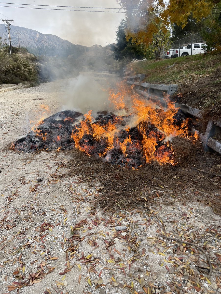 Angeles_NF's tweet image. By gathering and burning dead vegetation in piles around the Little Tujunga and Texas Canyon forest facilities today, firefighters created more “defensible space.” 

Create defensible space around your home by: 

readyforwildfire.org/prepare-for-wi…

#wildfirecrisisstrategy #defensiblespace