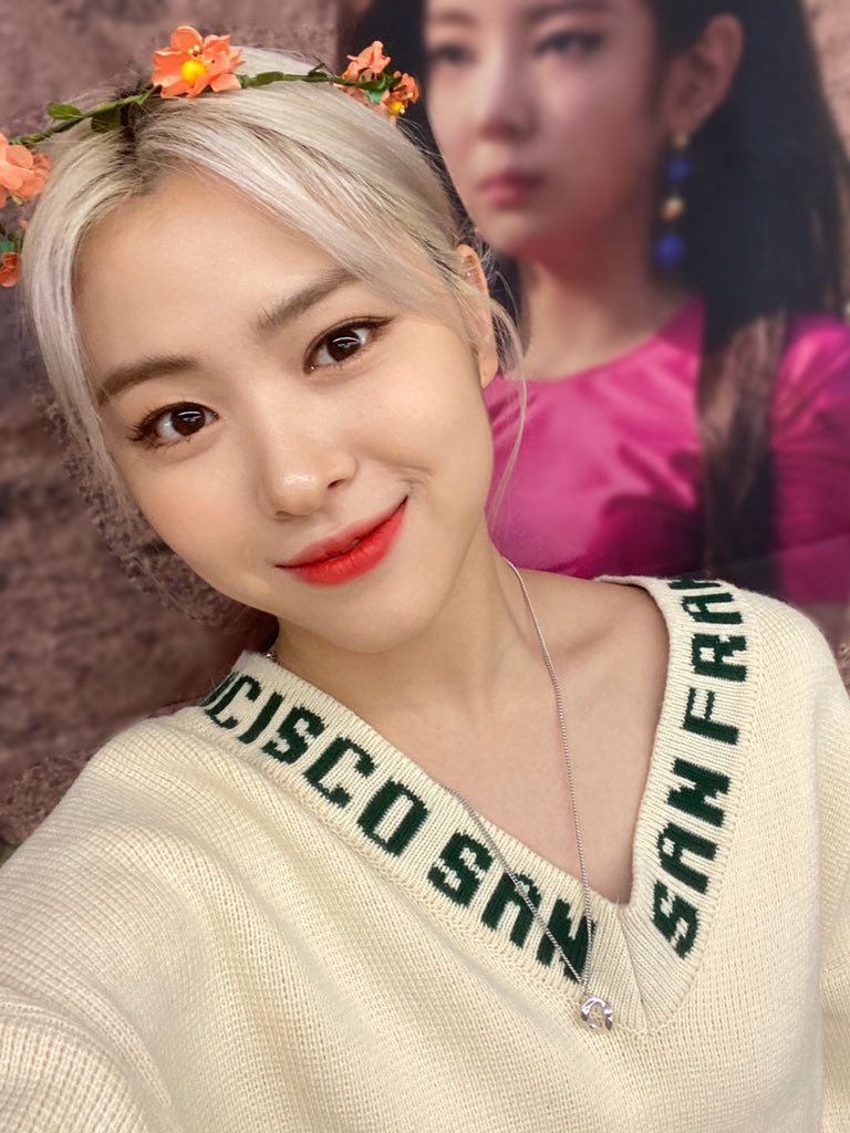 Con este es mi tercer outfit del día pero es que no iba a ir apestosa al #·𝟟𝚍reamʼ𝓈ː𝚛eturn· y menos cuando vengo con todo a disfrutar de este #𓊆맛𓊇ー𝚑ot·𝐬a𝑢ce bailando como se debe. ¿Yo? La fan de @NEWAXIStw.

𝔣airy -- 𝑙𔘓v𝕖 ♡⃞ ･ #𝕝ucifer