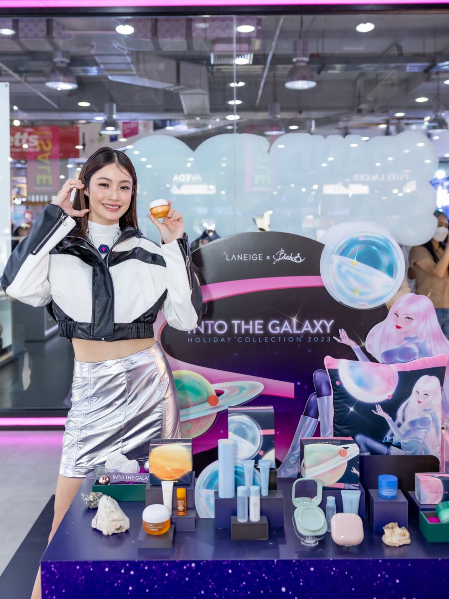 laneigeth's tweet photo. LANEIGE "Into the Galaxy" x NanonNamtan 🪐
✨28 November 2023
📍 EVEANDBOY the Underground (Siam Square One) #LANEIGExNANONNAMTAN #LANEIGEIntotheGalaxy #LANEIGEHoliday2023 #LaneigeThailand https://t.co/JmWbab03Pk