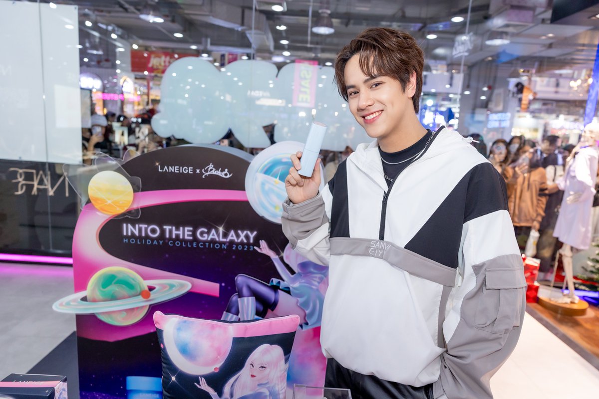 laneigeth's tweet photo. LANEIGE "Into the Galaxy" x NanonNamtan 🪐
✨28 November 2023
📍 EVEANDBOY the Underground (Siam Square One) #LANEIGExNANONNAMTAN #LANEIGEIntotheGalaxy #LANEIGEHoliday2023 #LaneigeThailand https://t.co/JmWbab03Pk