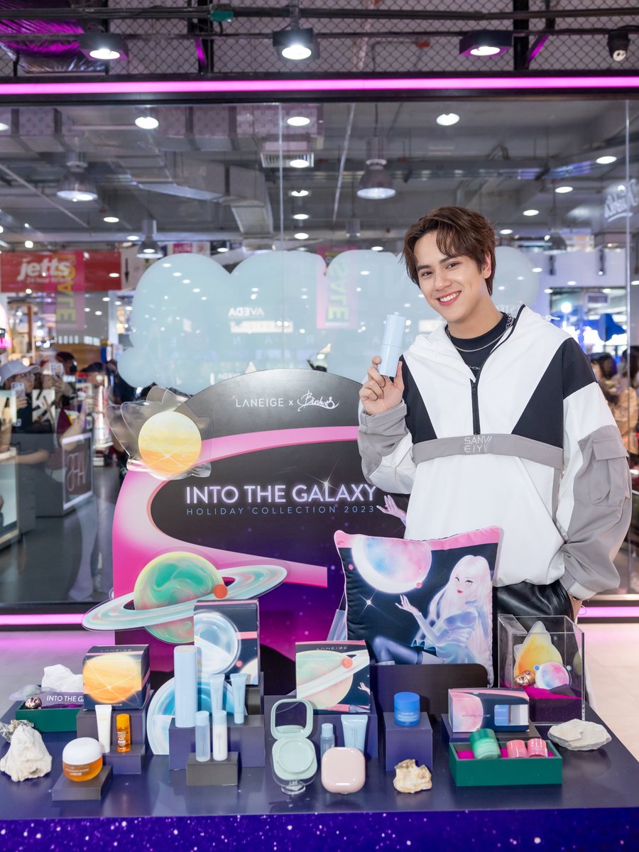 laneigeth's tweet photo. LANEIGE "Into the Galaxy" x NanonNamtan 🪐
✨28 November 2023
📍 EVEANDBOY the Underground (Siam Square One) #LANEIGExNANONNAMTAN #LANEIGEIntotheGalaxy #LANEIGEHoliday2023 #LaneigeThailand https://t.co/JmWbab03Pk
