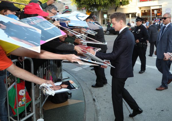 manpuk48's tweet photo. @MaryBar86474654 Jeremy Renner signs autographs outside the Premiere Of Warner Bros. Pictures And New Line Cinema's "Tag" at Regency Village Theatre on June 7, 2018 https://t.co/whJShdbikj