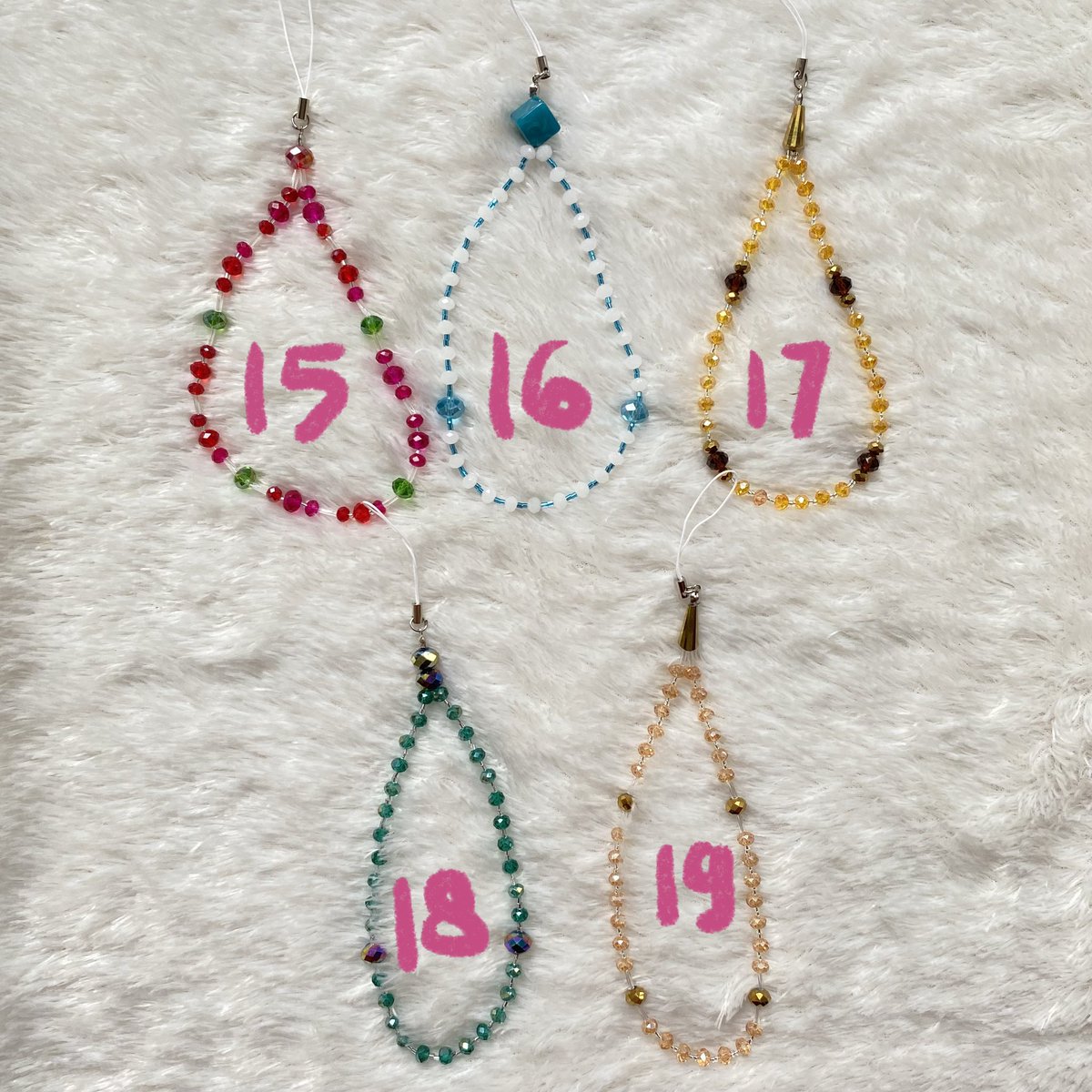 hi! aku wts beads phone strap, kalau lewat minta tolong dibantu RT yah siapa tau ada yang minat 🥹🫶🏻

untuk pricelistnya : 

✿ 1 - 14 : 21k 
✿ 15 - 18 : 25k 

semua harga udah inc adm shopee yaa, boleh keep co di event juga. siapa tau ada yang minat boleh dm aku! ☻