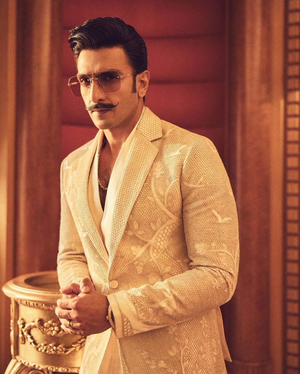 #RanveerSingh looks dapper in a white ensemble at the  #RedSeaFilmFestival. 🤍✨