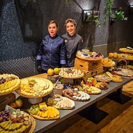 Mesa de Quesos en el Aniversario de @donaconcharestaurante en Oviedo con @leidycs22 y @nayara_vega al frente. 

Exitazo del 🧀❤️

Gracias Doña Concha por confiar desde el minuto uno en nosotros, nos hace muchísima ilusión formar parte de vuestra familia

#mesasdequesosaitorvega