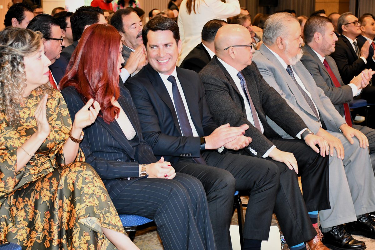 codesin's tweet photo. #CODESIN promueve la participación colaborativa entre sector empresarial, gobierno, academia y sociedad, para impulsar proyectos con visión de largo plazo que garanticen el desarrollo económico sostenido e incluyente. #TomaDeProtesta #ZonaCentro #Galería https://t.co/M3FLJkyGn0