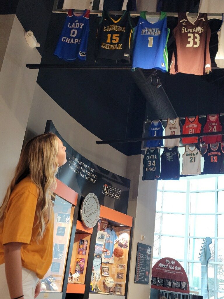 When one of the players you coached visits their jersey at the Hall of Fame!!#proudcoach <a href="/jaclyn_jarnot/">jac</a>