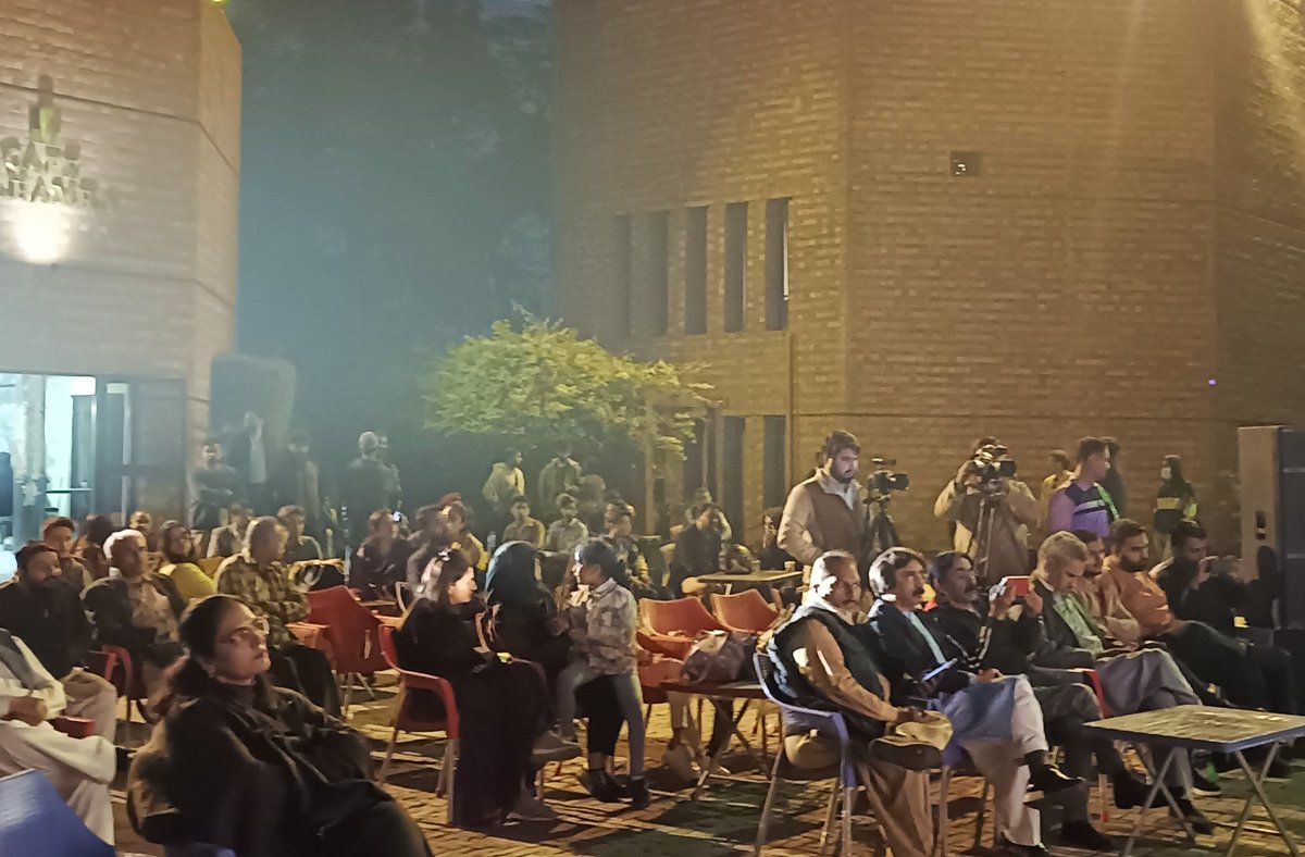 AlhamraLAC's tweet photo. The councilโs music show, known as "Alhamra Melodies", had been a weekly event where the public sang Pakistani-origin songs. This show has been a regular feature of the council.
#alhamramelodies #lahoreartscouncil #alhamra #mallcomplex #liveshow @GovtofPunjabPK @MinisterInfoPb https://t.co/flO4smO6Y4