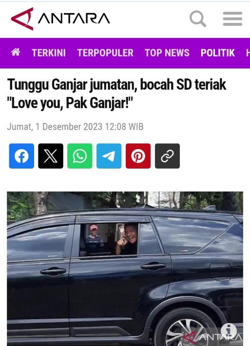 JendIsMyName__'s tweet photo. "Love you, Pak @ganjarpranowo !" teriak anak-anak itu.

Ganjar pun melambaikan tangannya sekaligus menyapa masyarakat yang menunggu di luar masjid di kawasan Auri.

Desember ini emang bisa di cintai anak anak seperti itu 😍 https://t.co/ilasvtEc7V