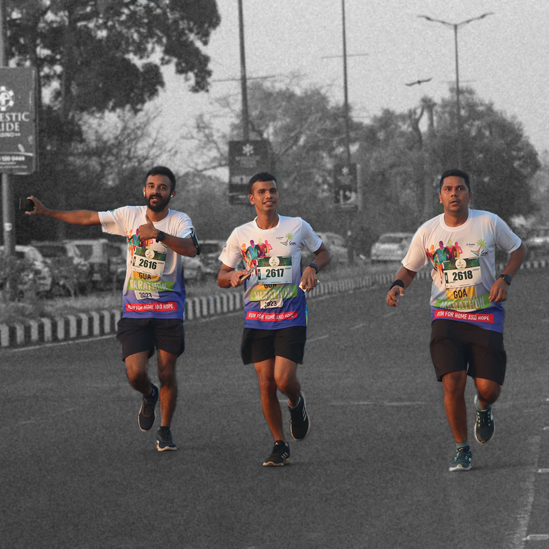 Chasing miles, creating smiles. 🏃‍♂️🏃‍♀️ Friends who run together, conquer together. #RunningCrew #MarathonMoments