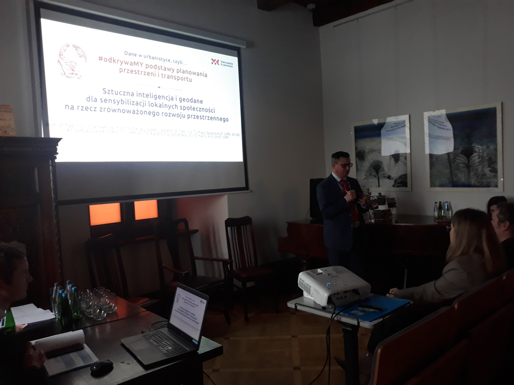 KGPiAK's tweet photo. 28 list. 2023 r. w Niepołomicach odbyło się 4 Forum Metropolii Krakowskiej. Zespół #GeoSen pod kierunkiem prof. J.Hernika z @KGPiAK @UR_Krakow  wystapił w sesji tematycznej pt. „Dane w urbanistyce. #odkrywaMY podstawy planowania przestrzeni i transportu” 👉https://t.co/A7j01UhnVb https://t.co/oEZlnyeQsE