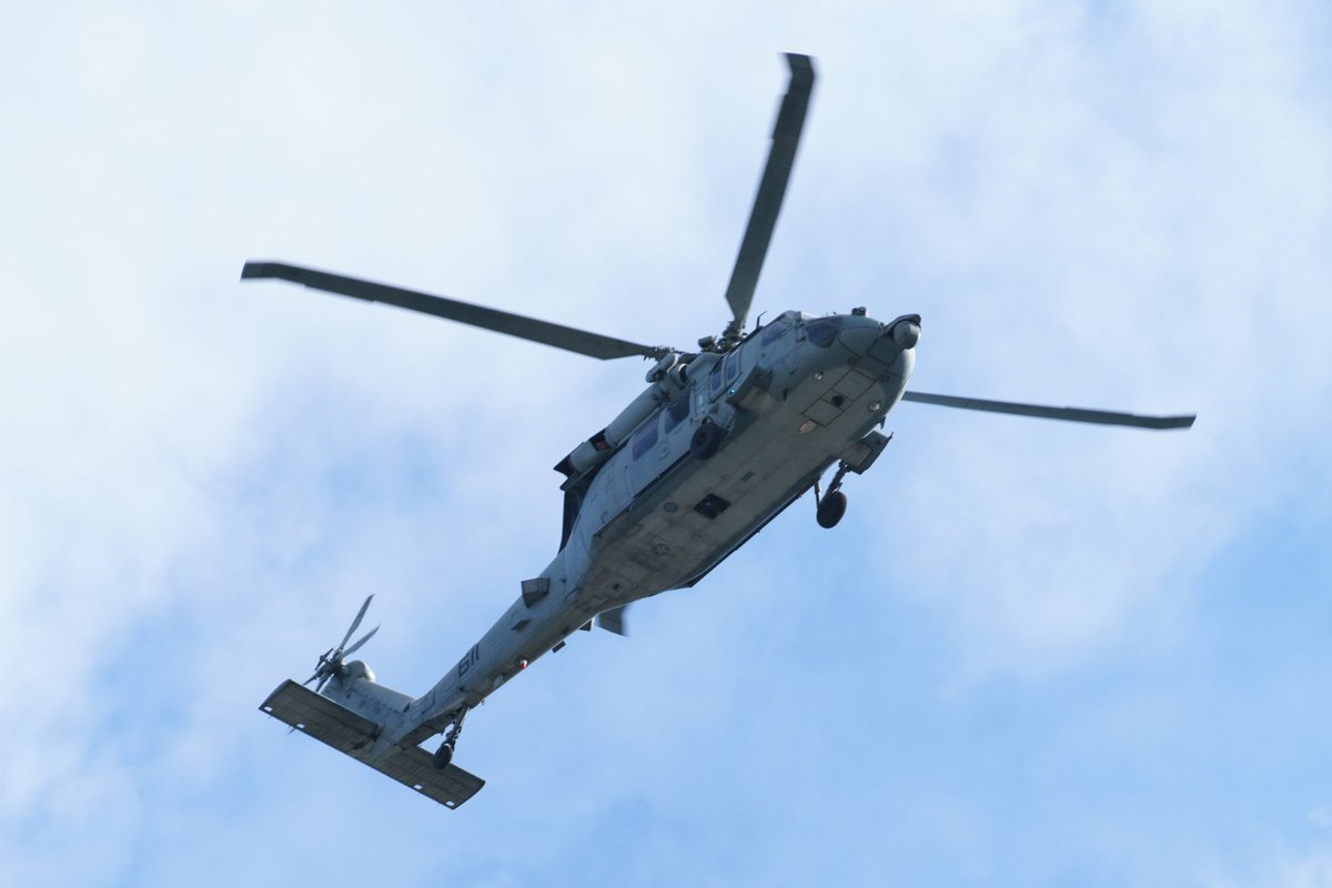 アメリカ海軍の哨戒ヘリコプター
SH60 Seahawk
東京湾を横断し横須賀上空を通過