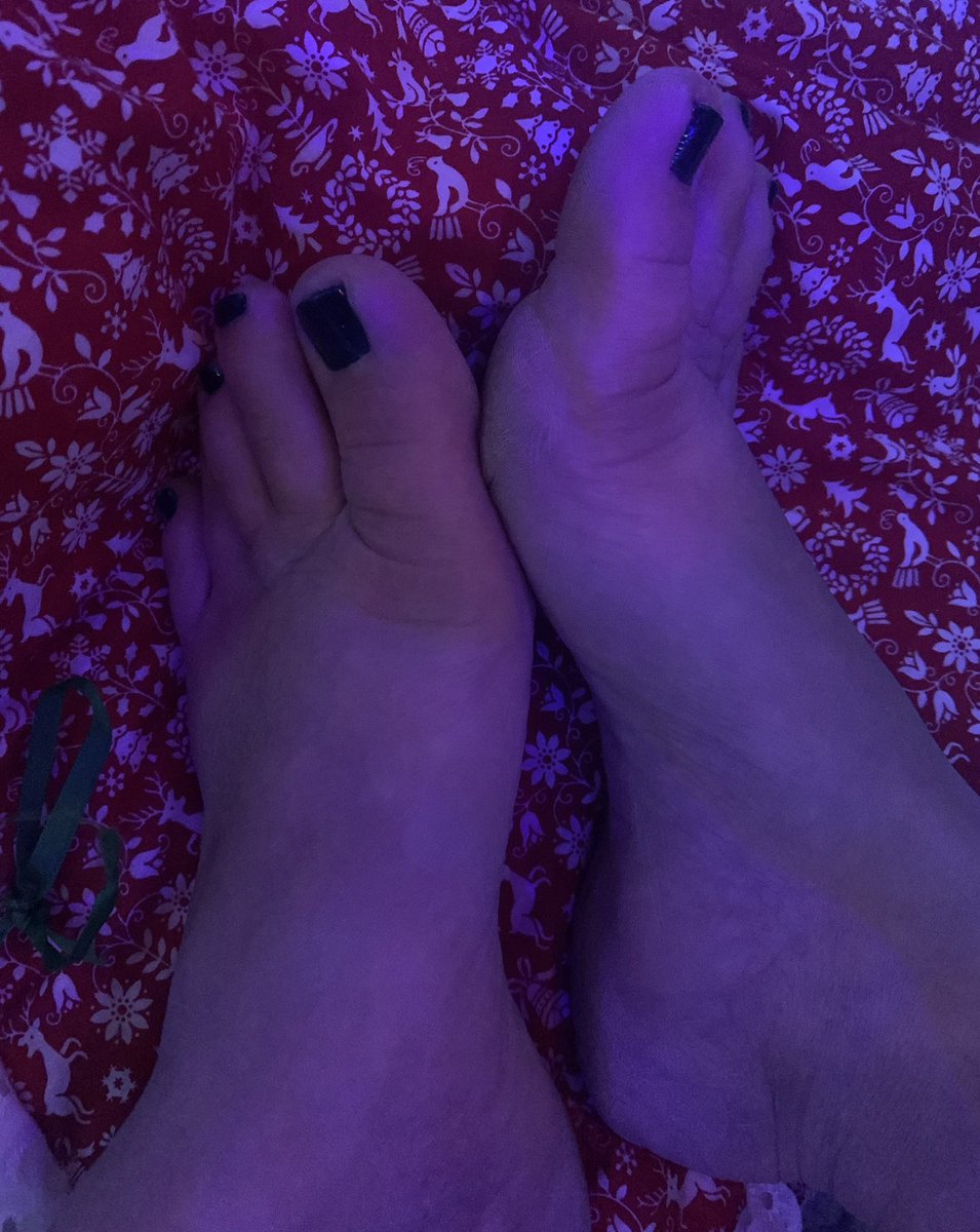 Just a few things under the tree 🌲 #footfetish #feet #artsyfeet #footlove @FlirtGirlz_com