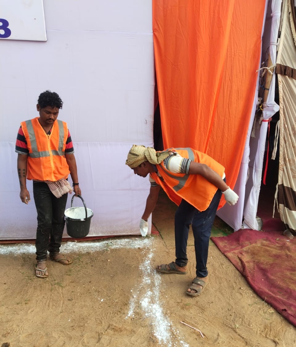 KMCKataka's tweet photo. CMC Sanitation Workers have been working round the clock to ensure cleanliness of the Balijatra Ground. Please use dustbins to make Balijatra Ground litter free.
#Sanitation #AmaBalijatra #Cuttackbalijatra #Balijatra2023 #Ceanliness #UseDustBins https://t.co/JeDQTm0asK