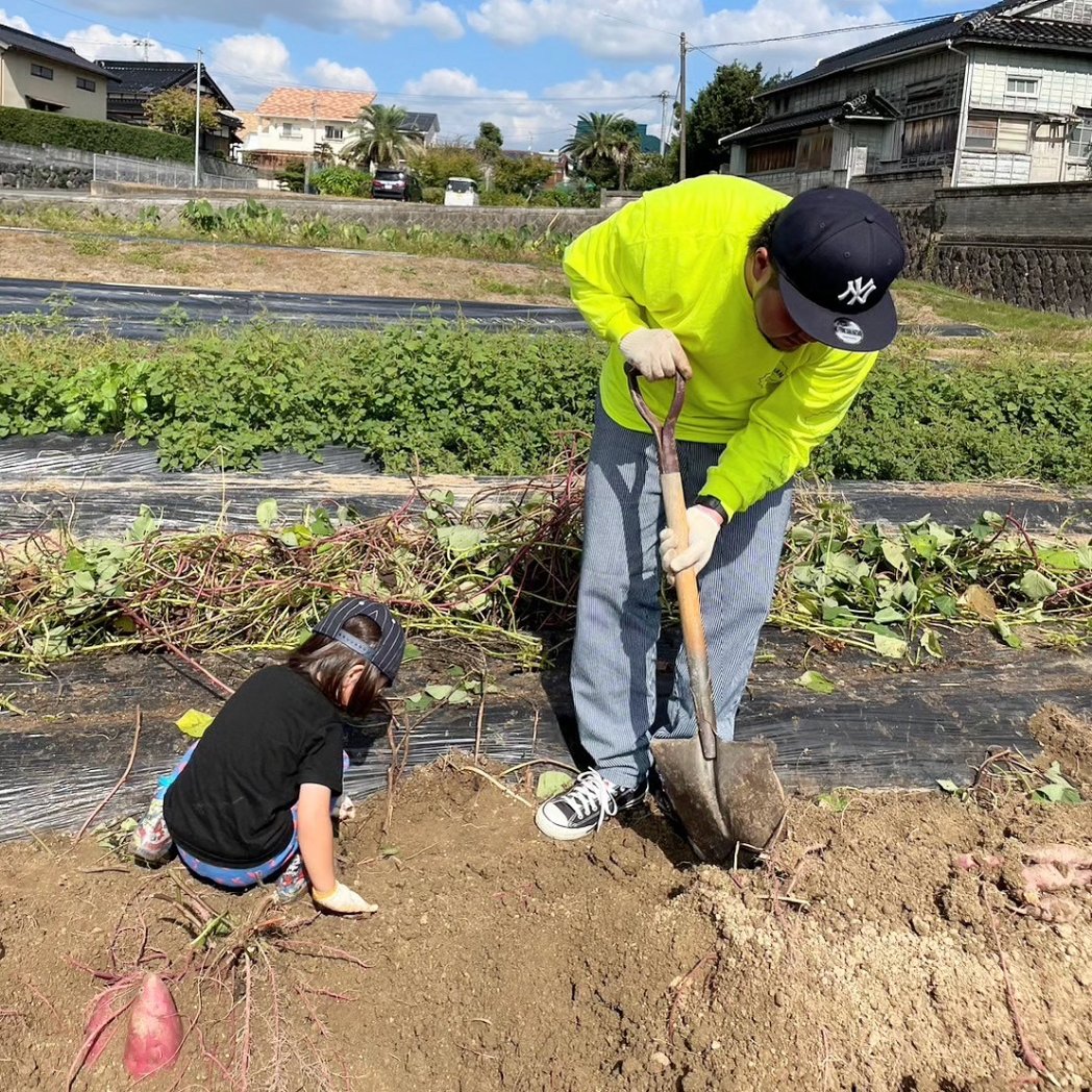 blueriver_aoki's tweet photo. 🍠家族で芋掘り体験🍠
秋の話ですが…
いつもお世話になっている
嘉麻市の農家さん"ヤマオカサンチ"で
さつまいも掘りをさせていただきました！
ありがた〜い♪
家族の時間って本当に大切🫶
エネルギーをたっぷり注入！ https://t.co/EQQB4T4FtA
