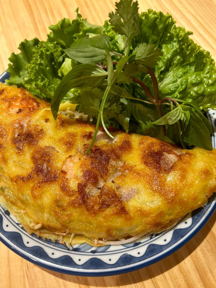 2024mand's tweet photo. 甲東中学校近くの「ベトナム食堂」さんが夜メニューを始めました！お薦めは、ベトナム風お好み焼「バインセオ」（1,300円）と、冷たいライスヌードルに野菜・なます・焼いた豚肉をのせ、タレをかけた混ぜ麺「ブンティッヌン」（1,200円）。ランチでは食べられないメニューやワインも用意！ https://t.co/m4KalEt54y