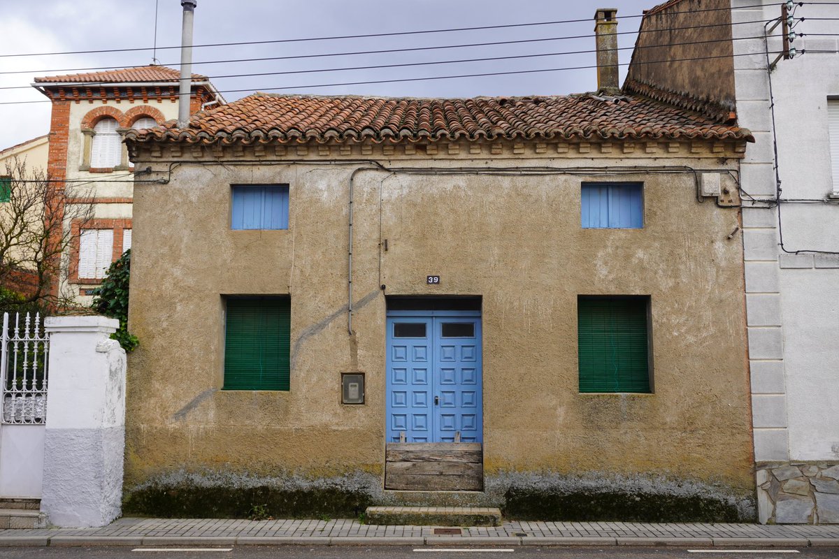 Daviddcoba's tweet photo. Hay una última arquitectura popular fea, pero personal. Una suerte de engendro transicional entre dos mundos muy dispares que se encontraban: el de las viejas formas heredadas y los materiales tradicionales y todo lo nuevo que entraba. Su encuentro no fue nada pacífico. https://t.co/ZP1bn5hpy4