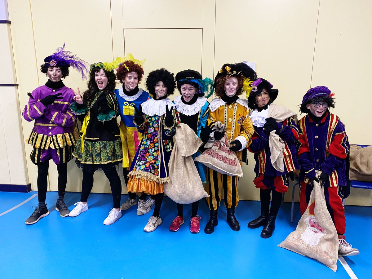 setproducties's tweet photo. Sinterklaas en de leukste Pieten van 2023 🍪🎅🏽🧑🏽‍🎄🤸🏽‍♀️🍩🍫🍬🍭🎁

Geweldig dat zij weer op OBS Tuindorp het leukste feest van het jaar mogen verzorgen.

#sinterklaas #piet #tuindorp #december #feestmaand #cadeautjes #weesliefvoorelkaar❤️ https://t.co/ZEKG5rUJnJ