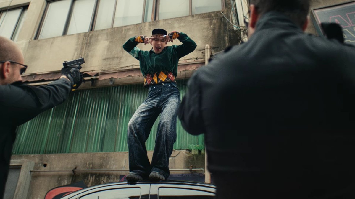 hwamaze's tweet photo. kim hongjoong coringando enquanto corre da polícia, isso é arte https://t.co/epSi1hWed0