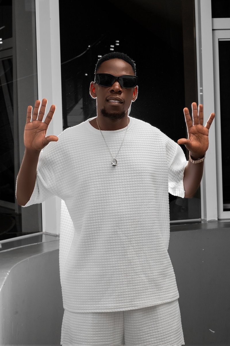 AndybexOfficial's tweet photo. Keep your face always towards the sunshine 🌞and shadows will fall behind you . Nothing is Impossible ✊, The Word its self says I'm possible! . NEW 🎶 Loading👉🎙️🪖MUBITOOKE KUNDAGAALA@ANDYBEX🛠️⏯️🔥https://t.co/syEiqcLeSb https://t.co/F8K6PkCdp4