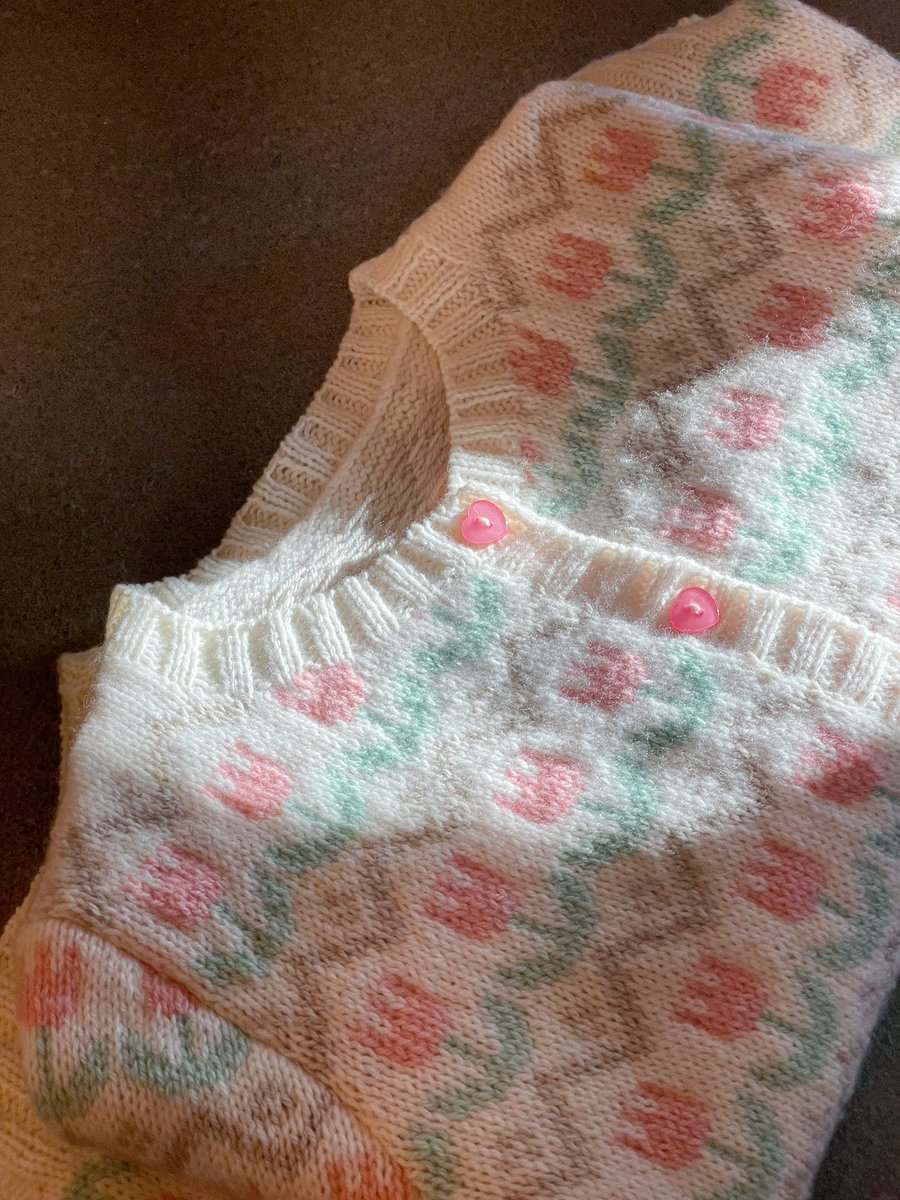 아이엠 튤립 가디건🌷

스튜디오 도이도이의 새로운 도안이 정말로 곧 릴리즈됩니당! 원작실인 라마나 코모로 뜨신다면, s사이즈 기준 300g이 되지 않는데다가 굉장히 부드럽고 포근한 질감이 포인트입니다🩵정말로 곧 릴리즈 예정이니 많은 기대 부탁드립니당🌷💘