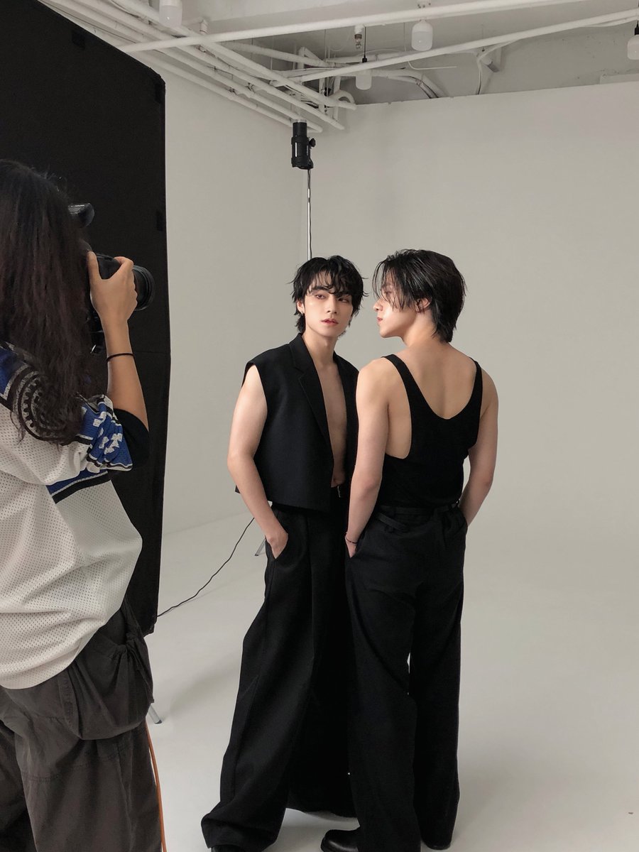 🦕🦄Feeling each other's breath...🌬😐

#XIAOJUN #肖俊 #샤오쥔
#HENDERY #黄冠亨 #헨드리 
#WayV #威神V 
#OnMyYouth #遗憾效应
#WayV_OnMyYouth 
#WayV_OnMyYouth_遗憾效应