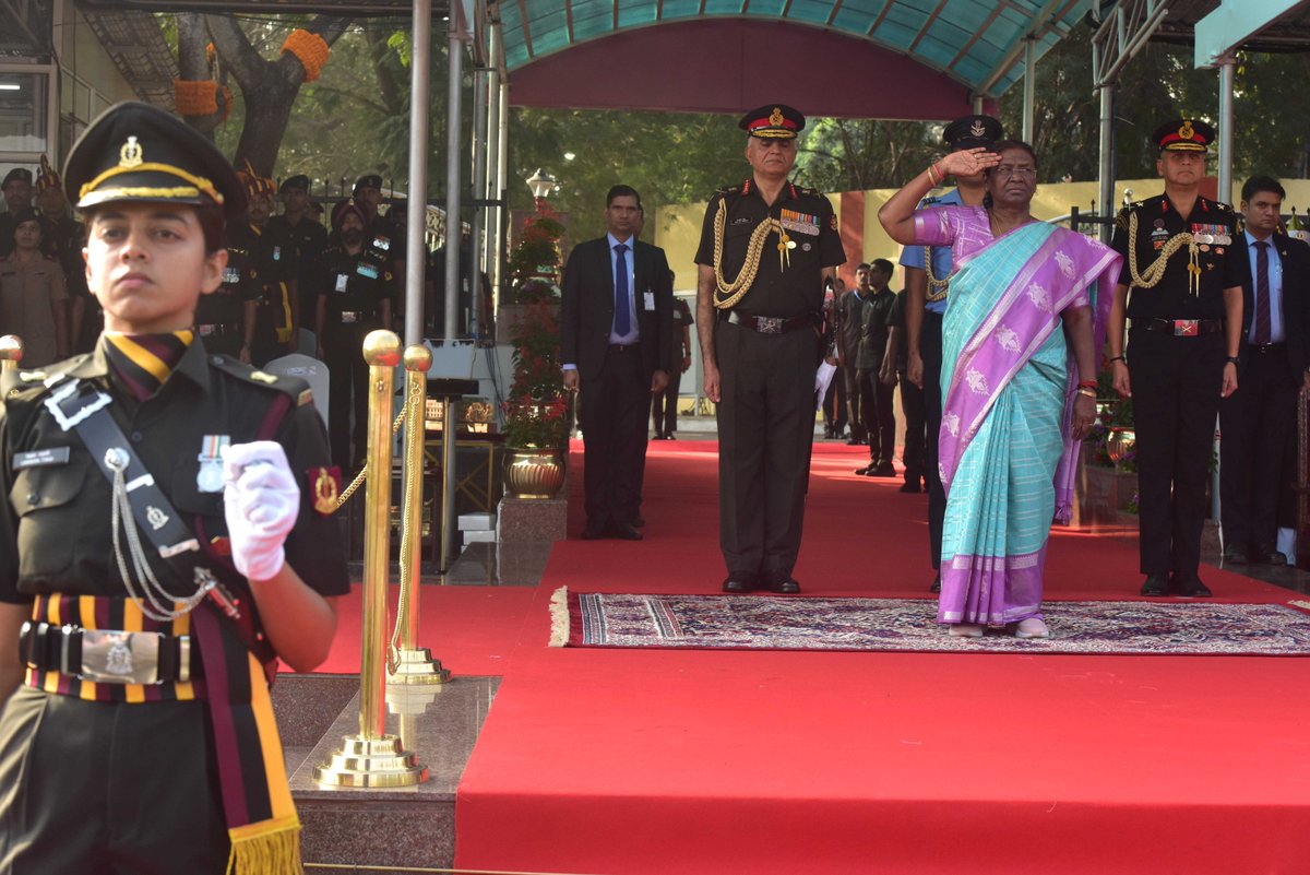 rashtrapatibhvn's tweet photo. President Droupadi Murmu presented the President’s Colour to Armed Forces Medical College at Pune. The President urged the team of AFMC to lay emphasis on research in the field of medicine and use the latest technology.
https://t.co/8G2f04OTYk https://t.co/x0Z6VsC8y2