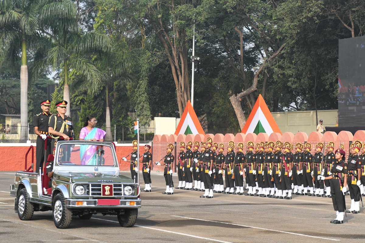 rashtrapatibhvn's tweet photo. President Droupadi Murmu presented the President’s Colour to Armed Forces Medical College at Pune. The President urged the team of AFMC to lay emphasis on research in the field of medicine and use the latest technology.
https://t.co/8G2f04OTYk https://t.co/x0Z6VsC8y2