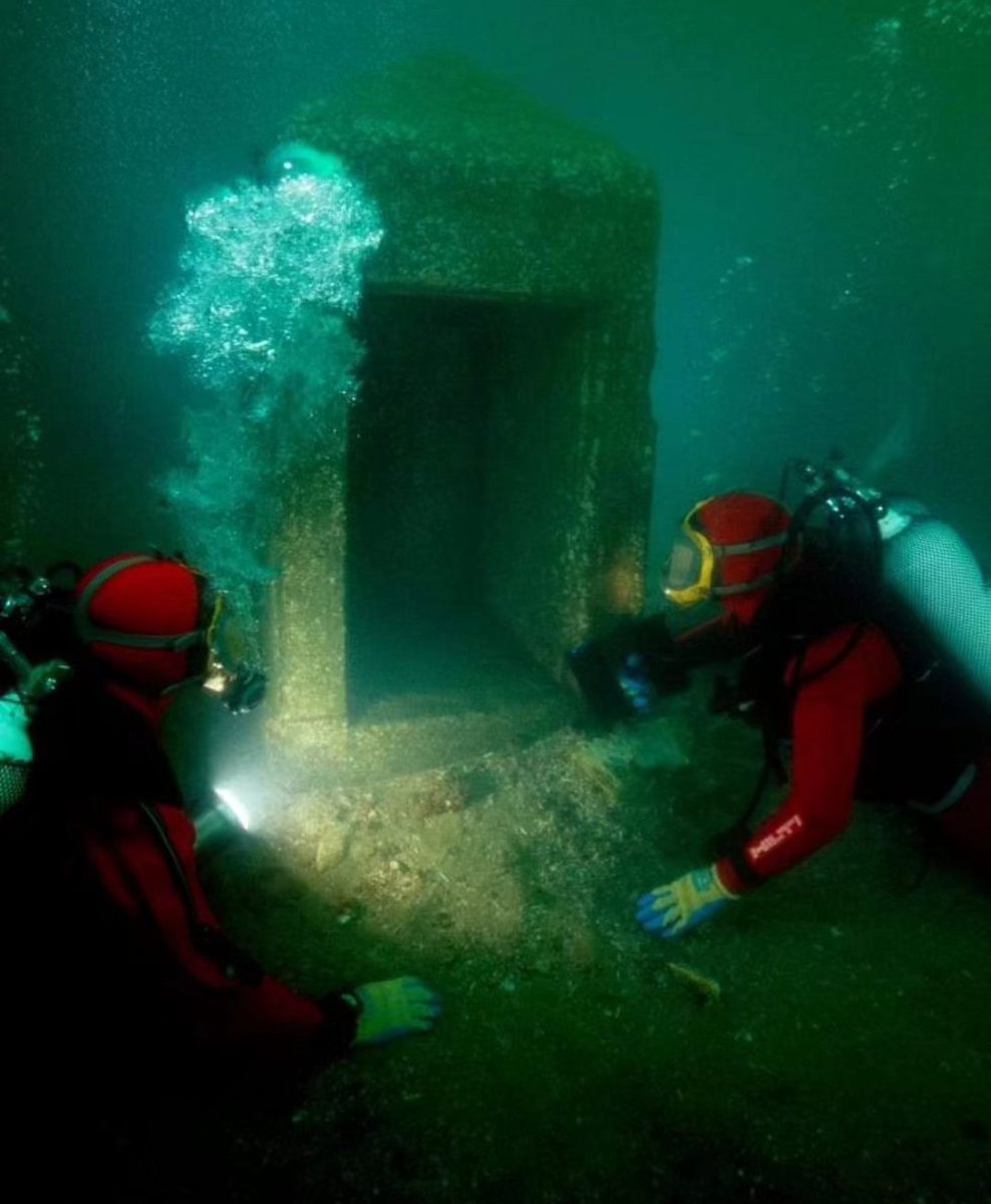 Underwater archaeologists with Naos of Amun-Gereb, a pink granite shrine that was discovered in depths of Abu Qir Bay, 32km northeast of Alexandria, Egypt. Naos dates to 4th-2nd Century BC (Ptolemaic period, between Ptolemy III and VIII) and once stood in temple of Amun-Gereb on…