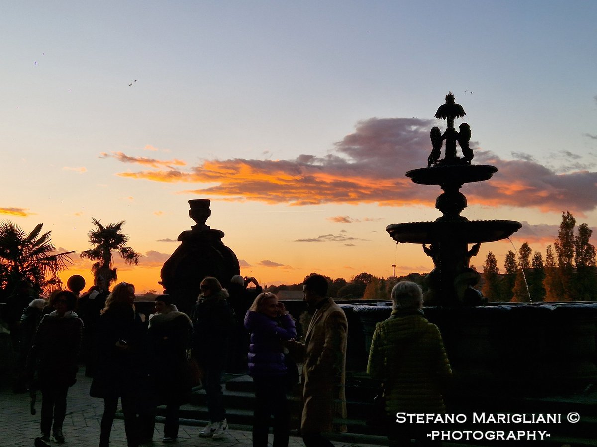 Buongiorno da #Viterbo nuovi effetti di lighting design a piazza del Plebiscito
fervono i preparativi per l'installazione delle nuove casette di legno per i #mercatinidiNatale su via Marconi
domani torna il #ChristmasVillage
#StefanoMariglianiPhotography
.
#alba #sunrise #tuscia