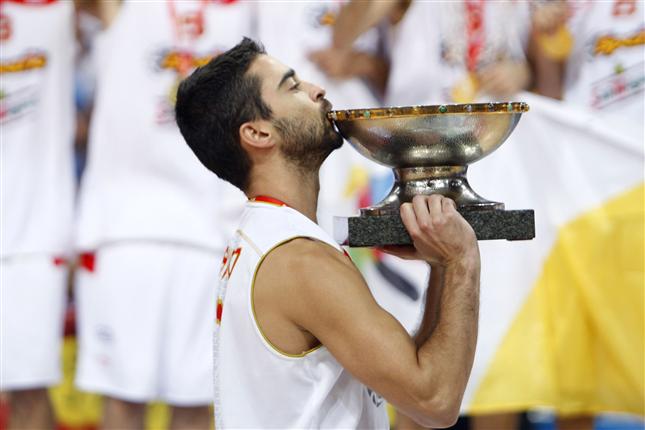 EtiquetaNegra44's tweet photo. Tuit de las 7 de la mañana:

Viajo al Eurobasket de 2011. Pau Gasol llegó algo tocado a la cita, y Navarro decidió que tenía que ser Dios.

Actuaciones de "La Bomba" en partidos a vida o muerte:

Cuartos de final VS Eslovenia:
26 puntos con 11 de 16 en tiros de campo.

Semifinales VS Macedonia:
35 puntos con 13 de 23 en tiros.
Fue una de las mayores exhibiciones ofensivas que recuerdo. 

Final VS Francia:
27 puntos. Tuvo peores % (6 de 14), pero metió 12 de 12 en tiros libres. Siempre que Francia se acercaba les hundía con un triple.

España ganó el oro y Navarro el MVP. En ese torneo Juan Carlos estaba tocado por una varita y era capaz de enchufar todo tirando de cualquier manera. 
Recursos ilimitados al servicio de la selección. Fue el mejor momento de uno de los mayores genios del baloncesto europeo.