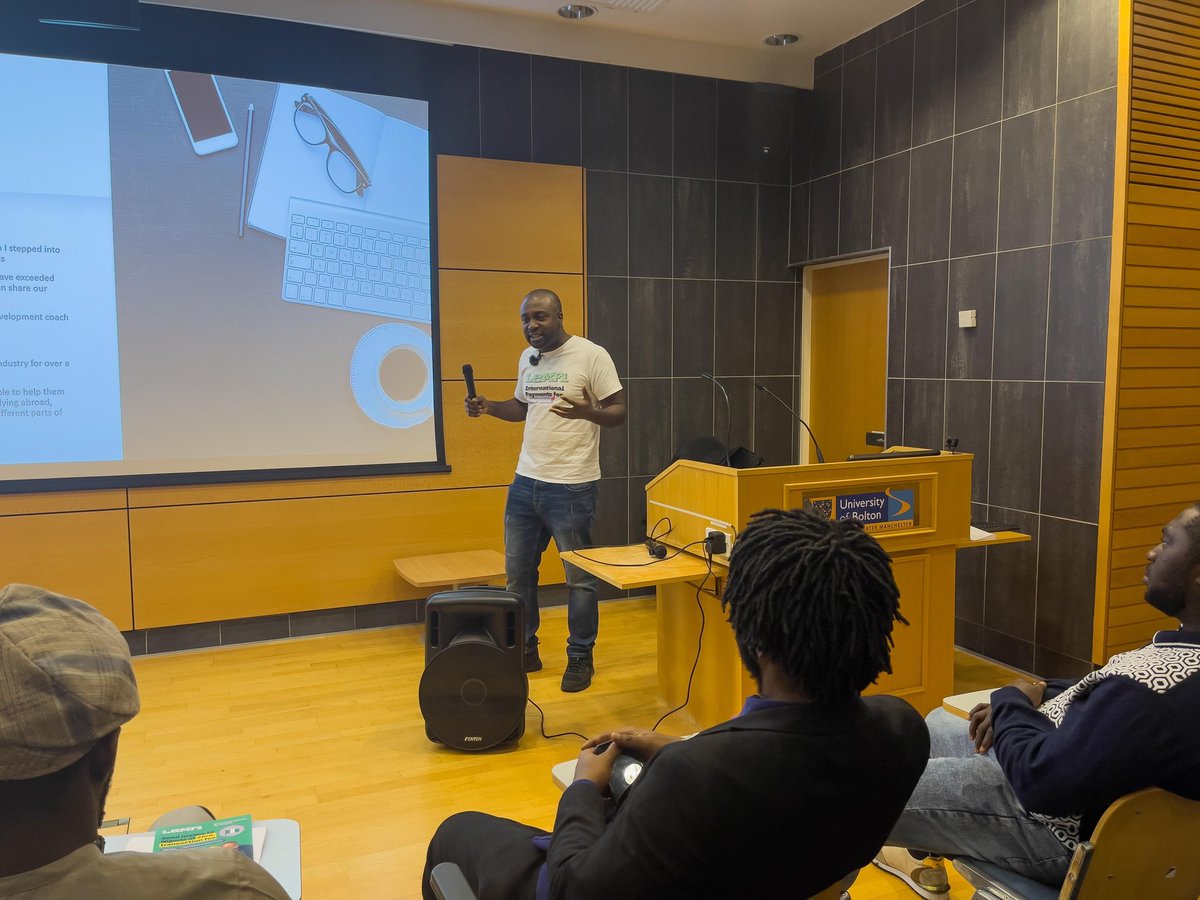 taadelodun's tweet image. If you don&apos;t read anything as a young person, please read 50 Cent&apos;s chapter on fearlessness in his book &quot;Hustle Harder, Hustle Smarter&quot;.

Fear can ruin your life. In a continent where opportunities are scarce, fear drastically reduces your chances even more. If you don&apos;t put…