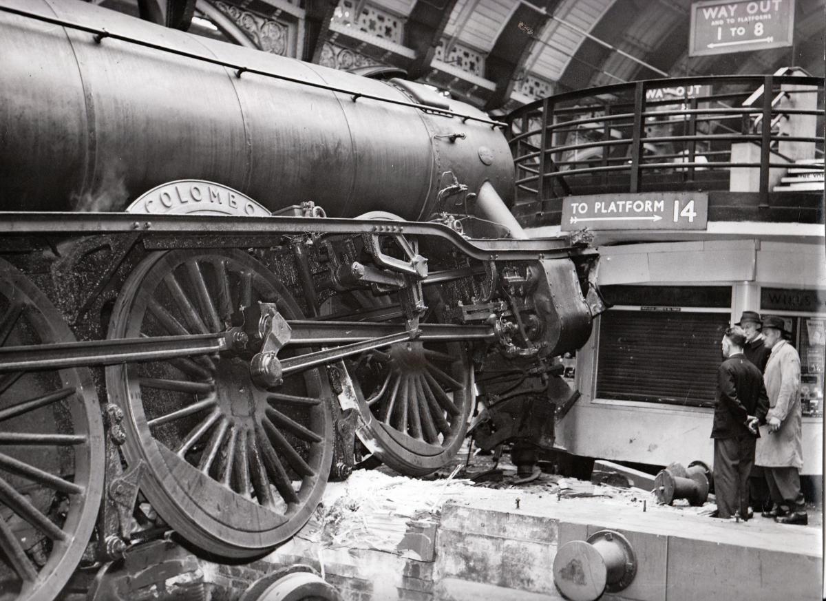 TrainStations23's tweet photo. "The train now approaching Platform 12..."

York Station on the morning of August 4, 1958, when the Sunderland to York train overran the buffer stops and mounted the platform and tore into the tobacco kiosk. https://t.co/eFQl0mo3wv